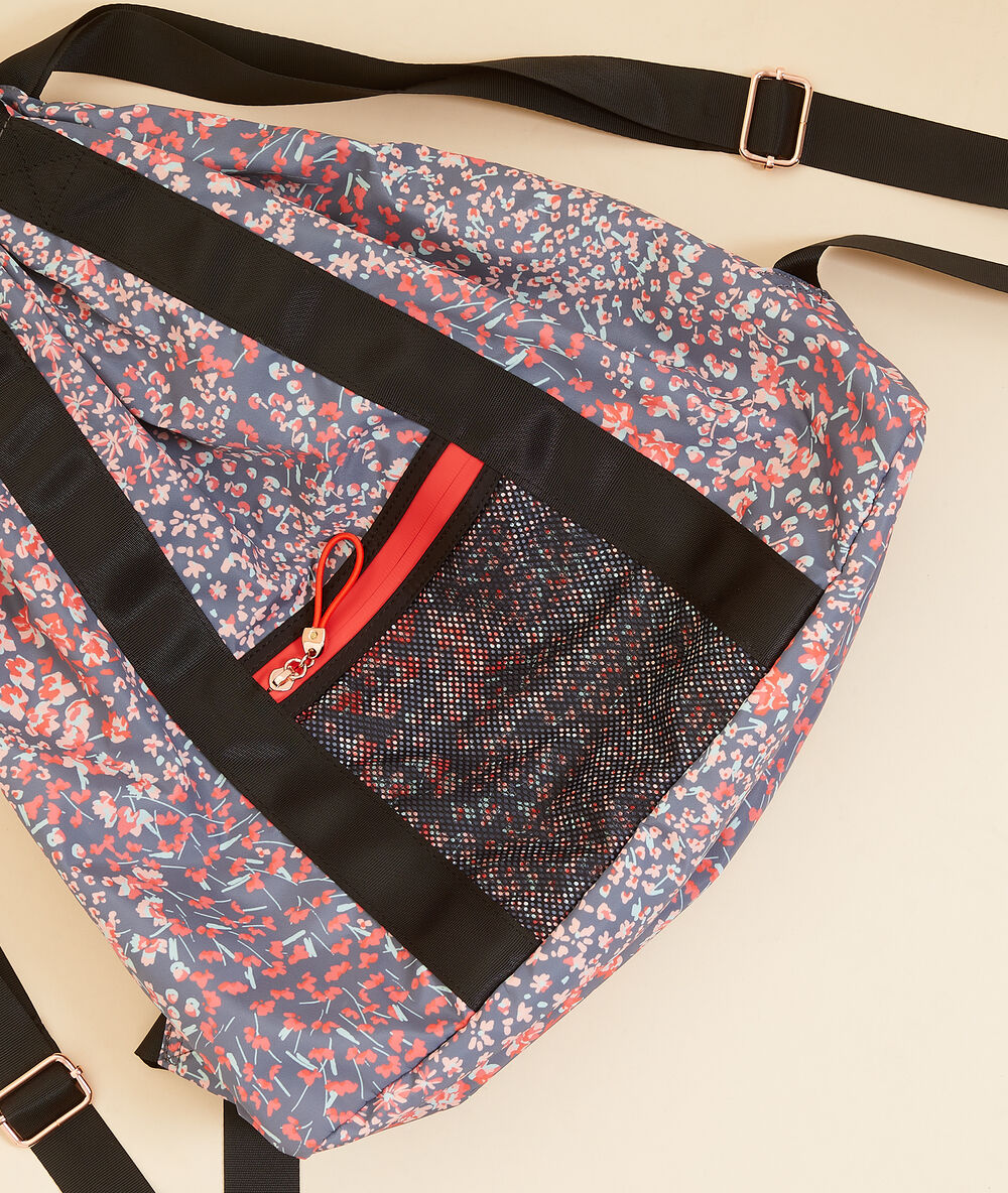 Mochila deportiva estampada coral.