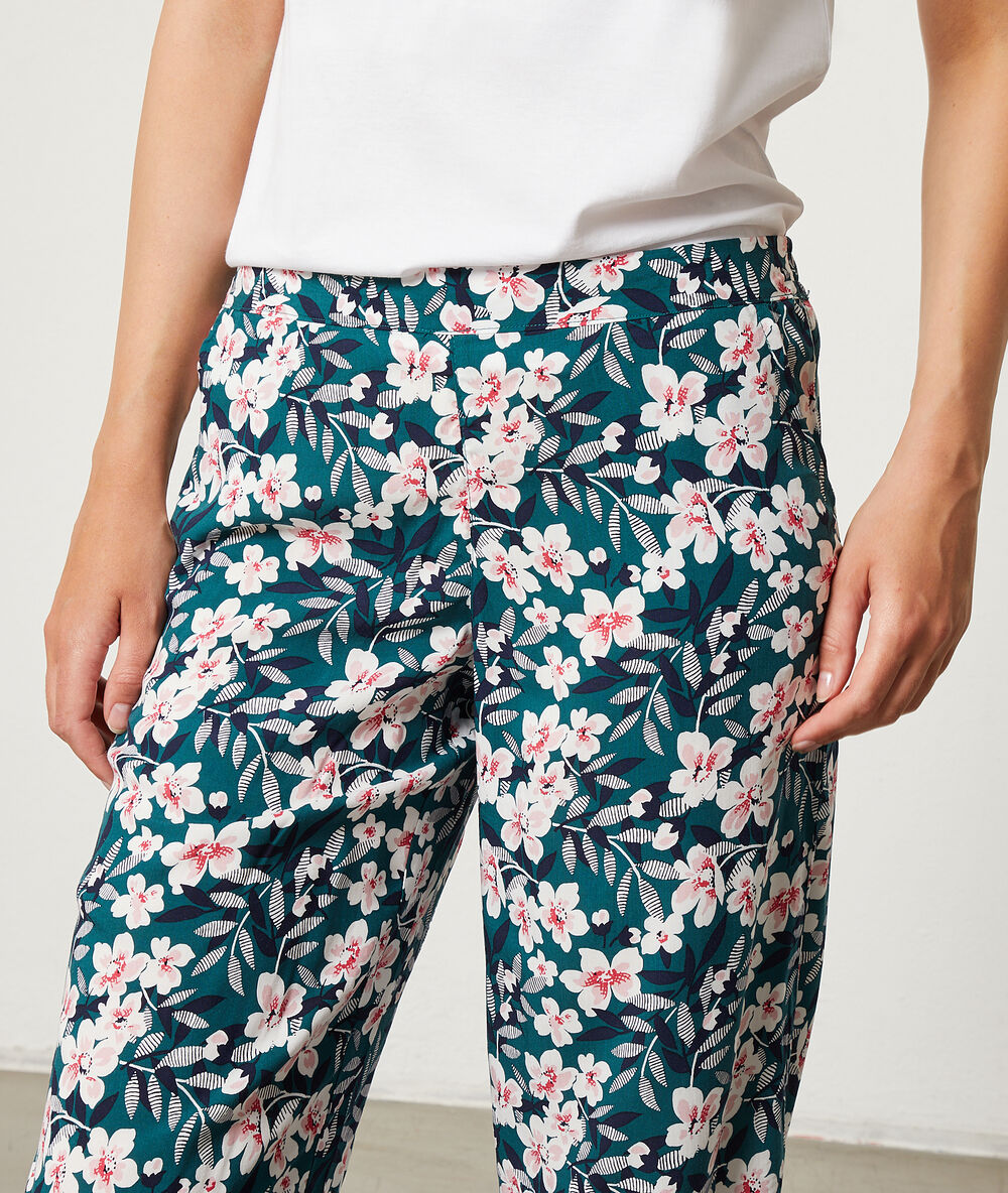Pantalón estampado floral verde.