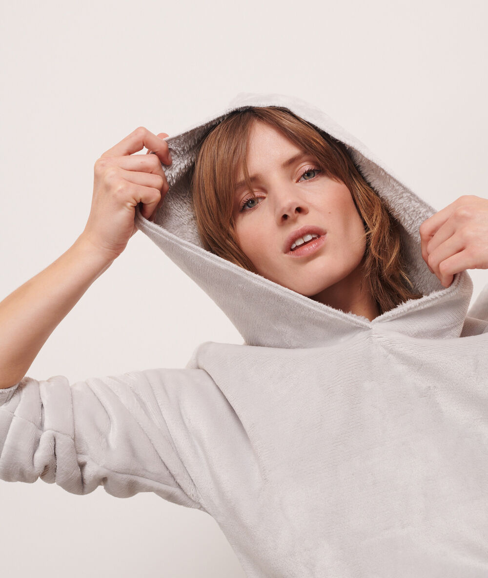Vestido tipo sudadera con capucha crudo.