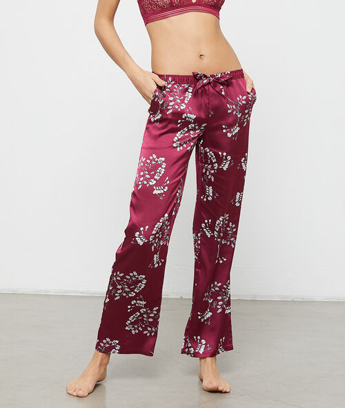 Pantal&oacute;n de sat&eacute;n estampado floral burdeos.