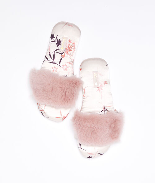 Zapatillas con tejido pelo rosa.