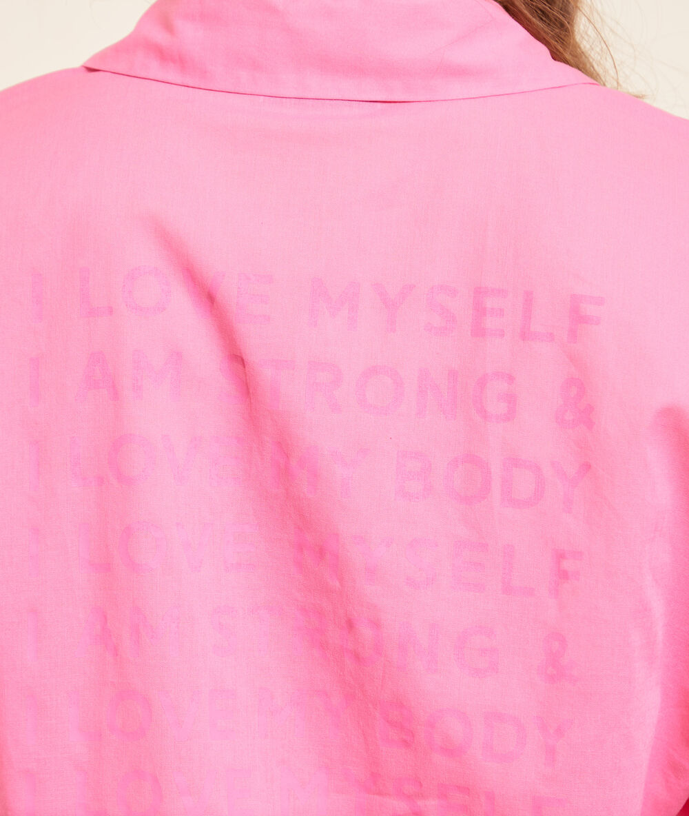 Camisa pijama con mensaje empoderamiento fucsia.