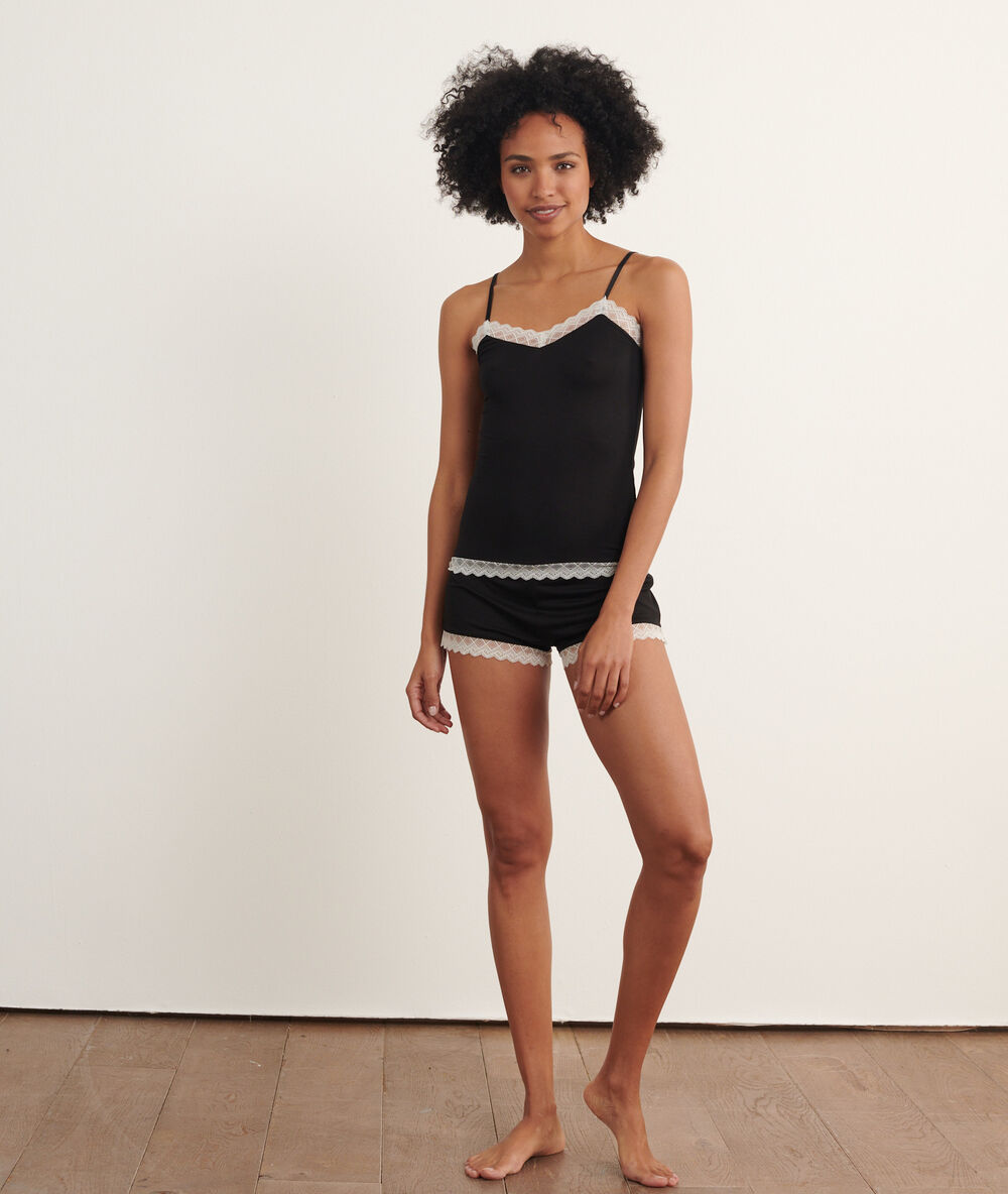 Pantalón corto de viscosa y encaje negro.