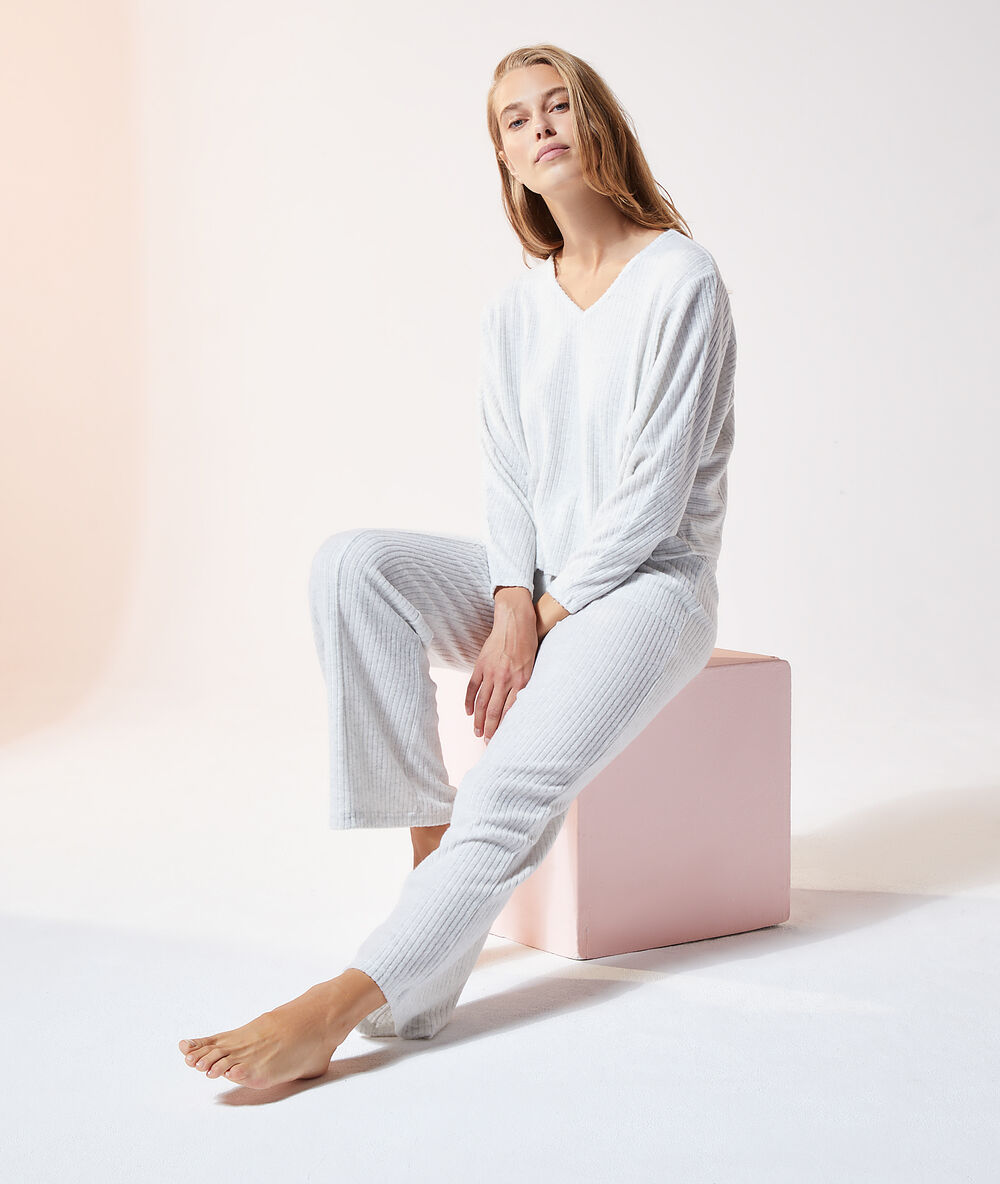 Pantalón canalé crudo.