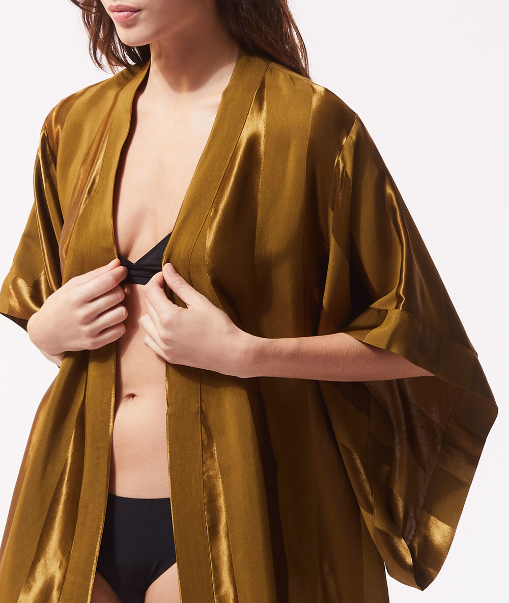 Bata tipo kimono de satén bronce.