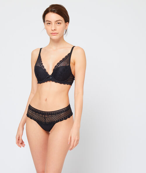 Tanga de encaje negro.