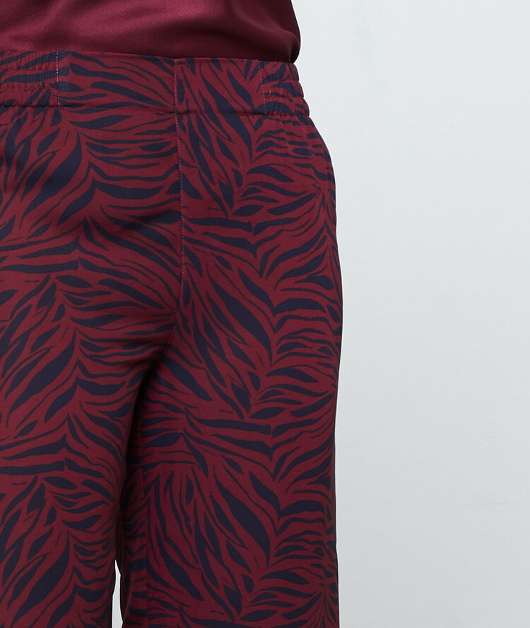 Pantalón estampado cebra granate.