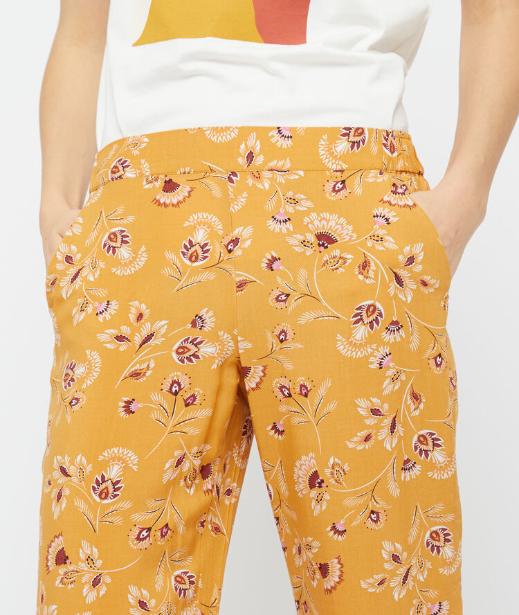 Pantalón estampado amarillo.