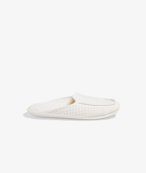 Zapatillas estampado relieve blanco.