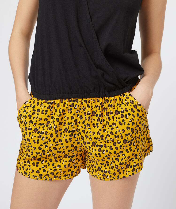 Pantalón corto estampado leopardo amarillo.
