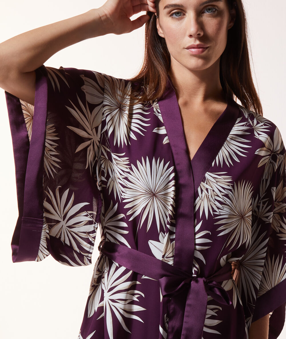 Kimono de satén estampado violeta.