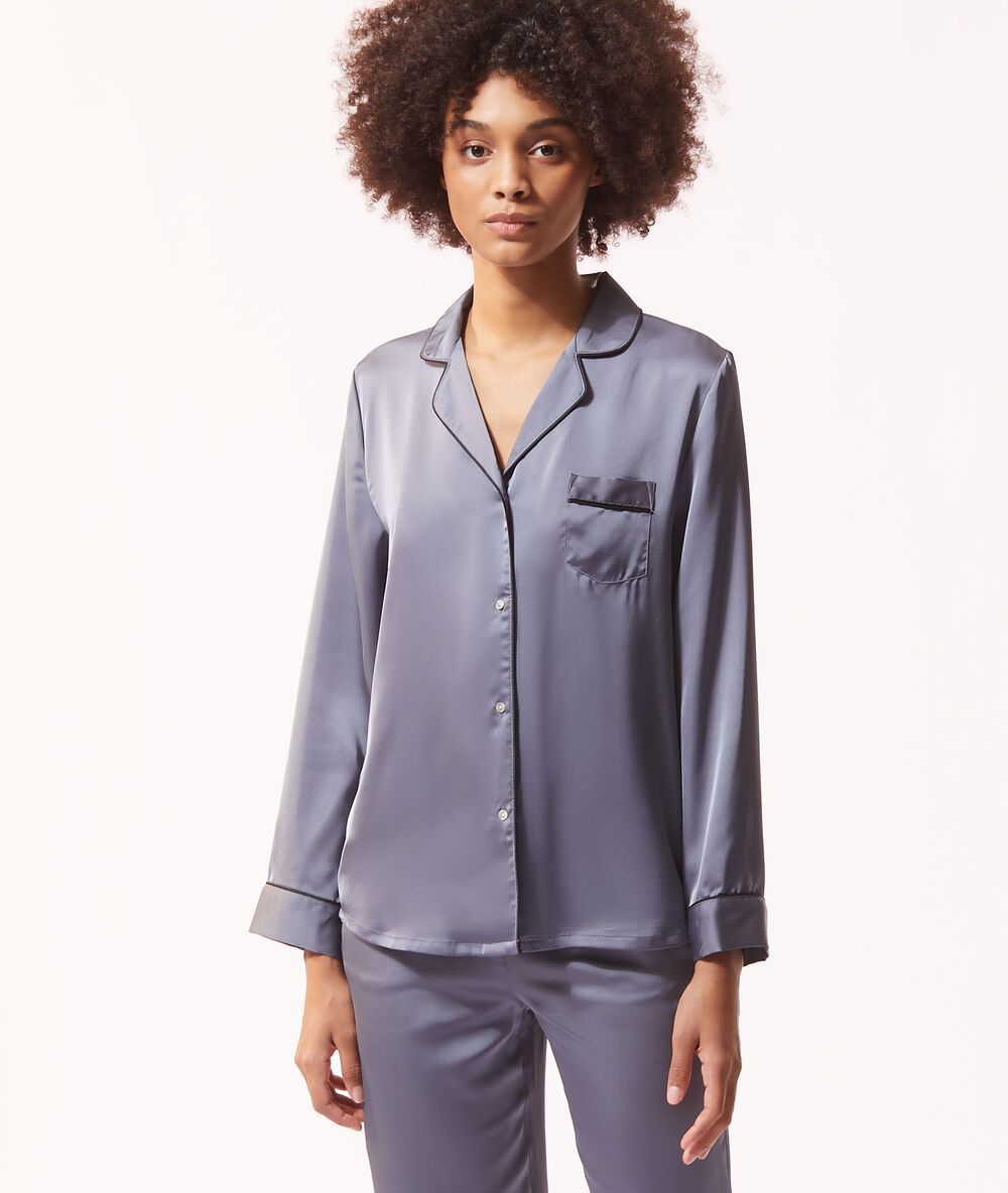 Camisa pijama de satén estampada azul.