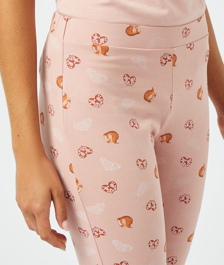 Pantalón largo estampado rosa.