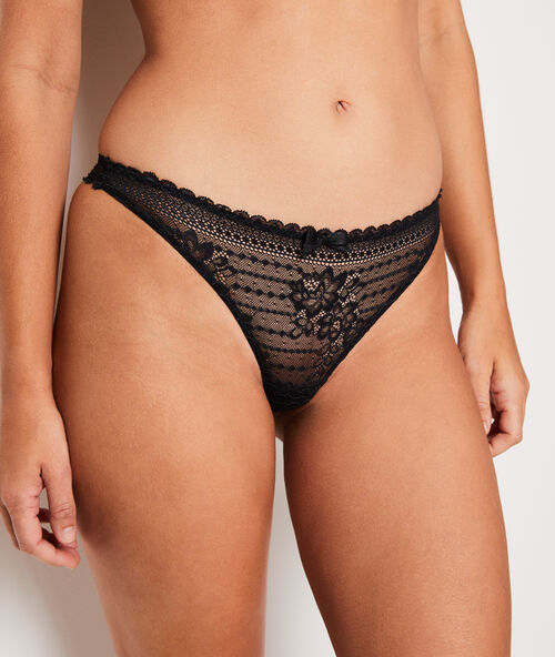 Tanga de encaje negro.