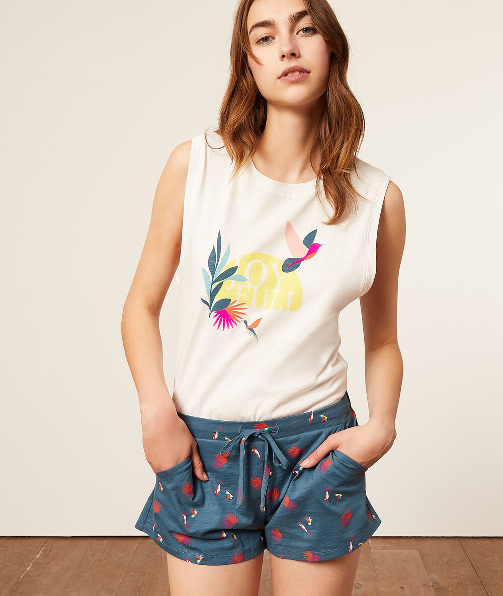 Pantalón corto estampado azul.