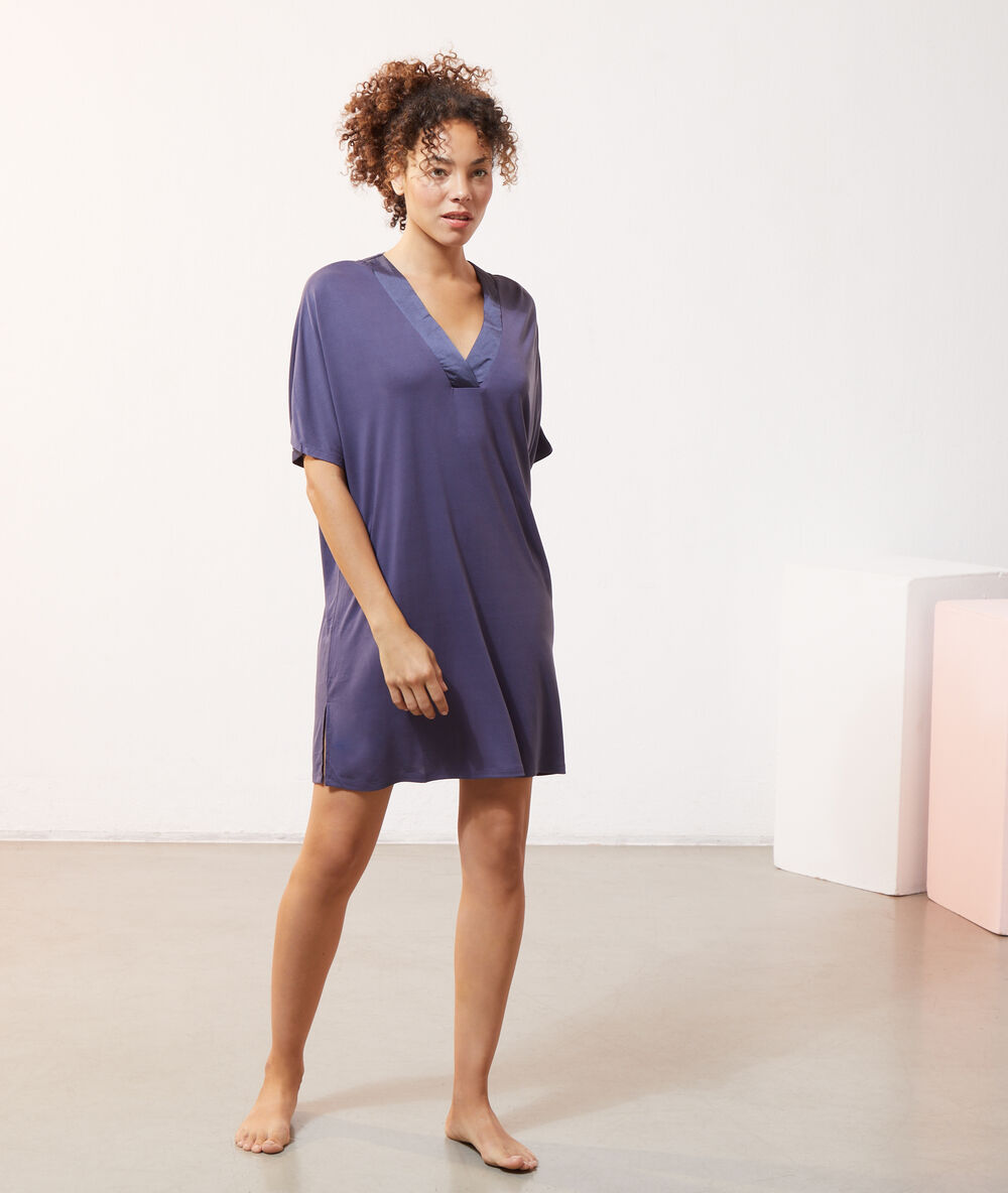 Chemise de nuit col satiné indigo.
