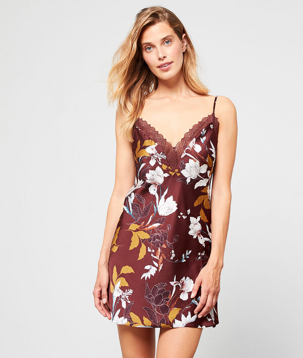 Camisón de satén con estampado floral Camisón de satén con estampado floral