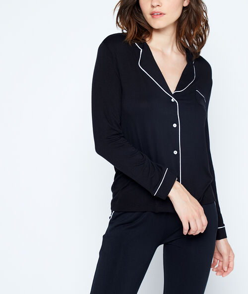 Camisa pijama de satén negro.
