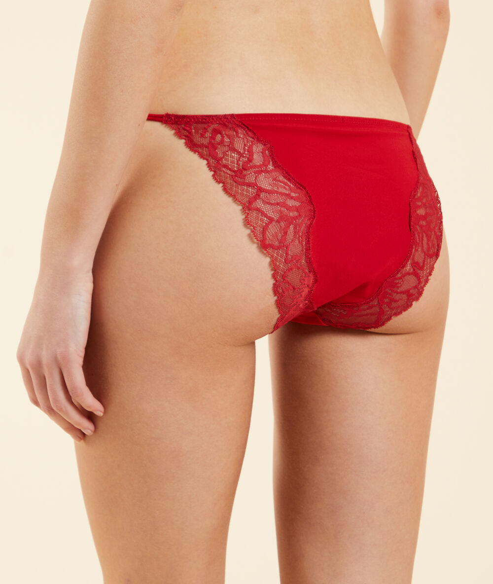 Braguita de tira de encaje rojo.