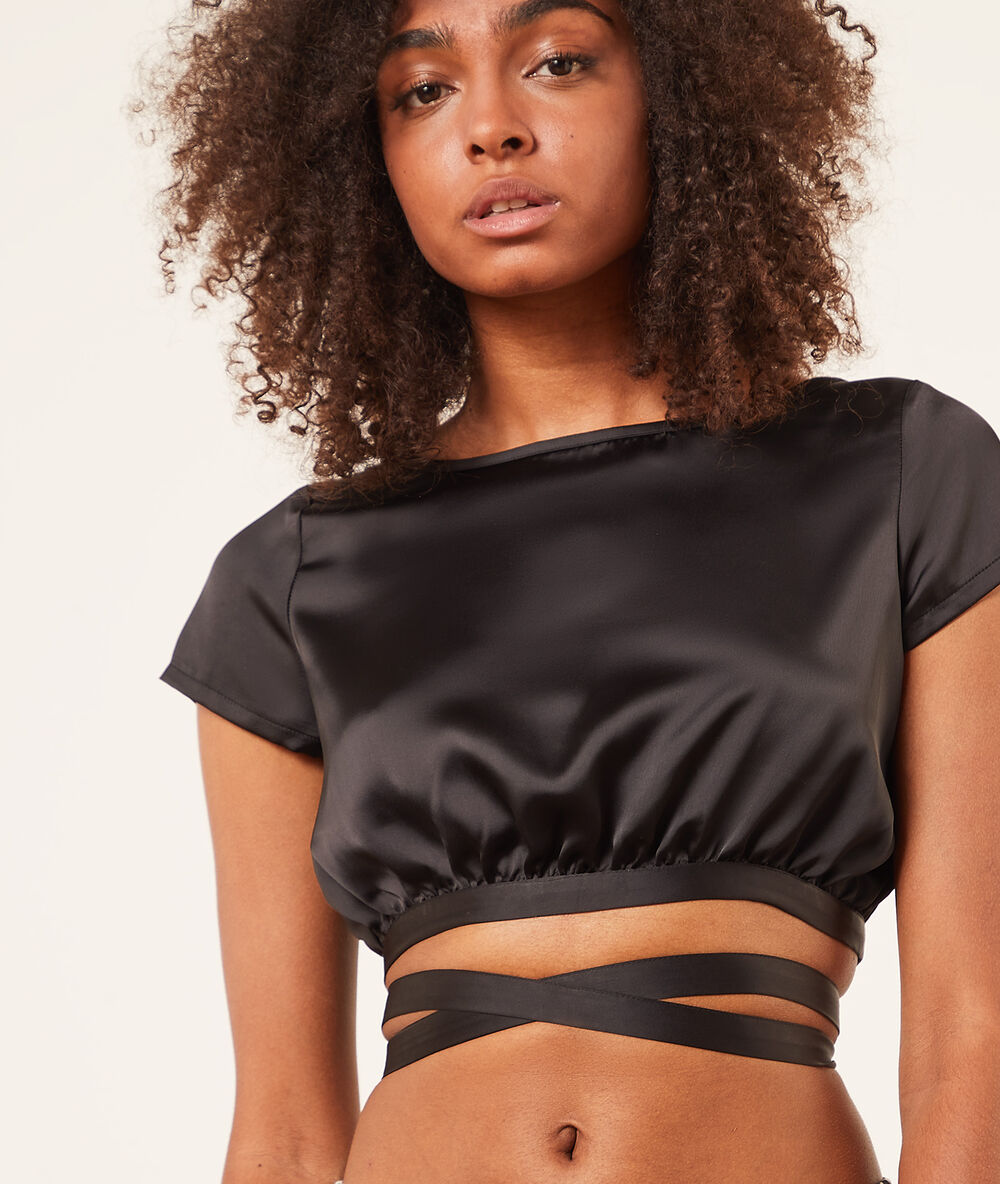 Crop top satinado multitiras negro.