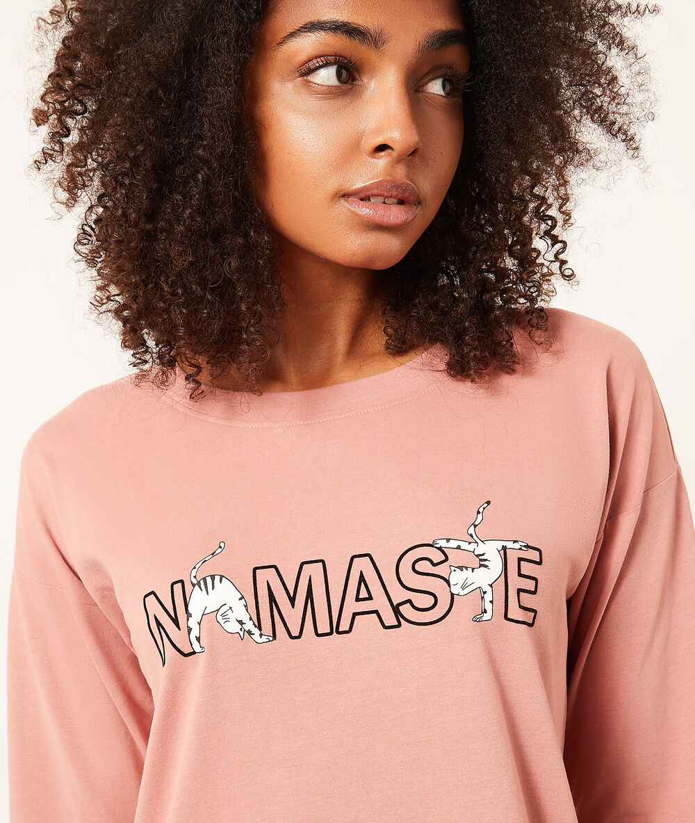 Camisón estampado 'namasté' rosa.