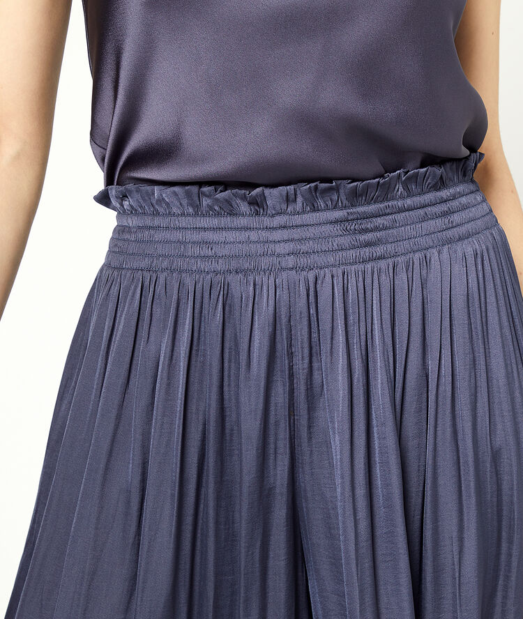 Pantalón largo holgado azul.