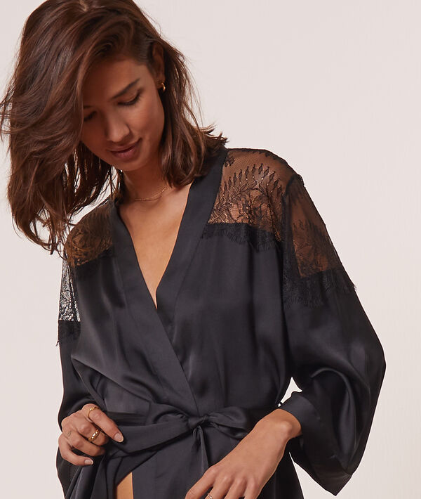 Kimono de satén con motivos de encaje Kimono de satén con motivos de encaje;${refinementColor}