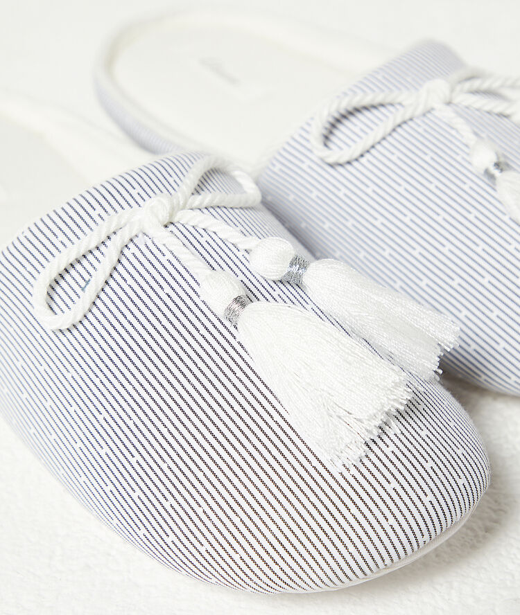 Zapatillas destalonadas turquesa.