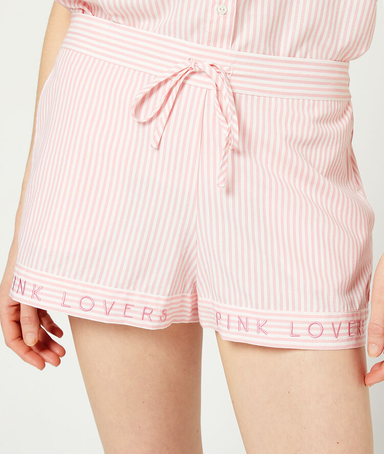 Pantalón corto estampado de rayas rosa.