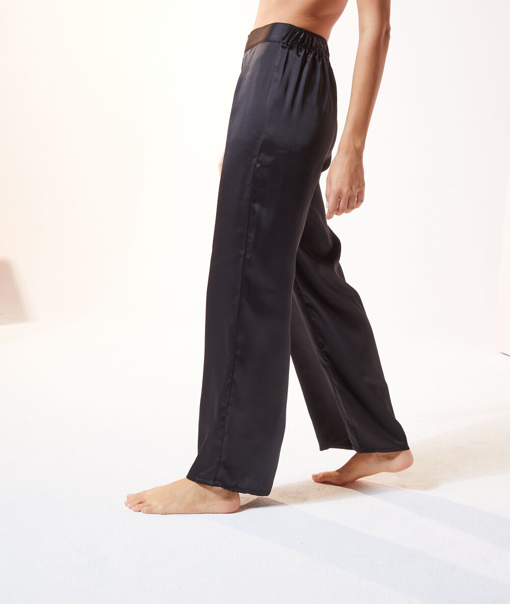 Pantalón pijama de satén negro.