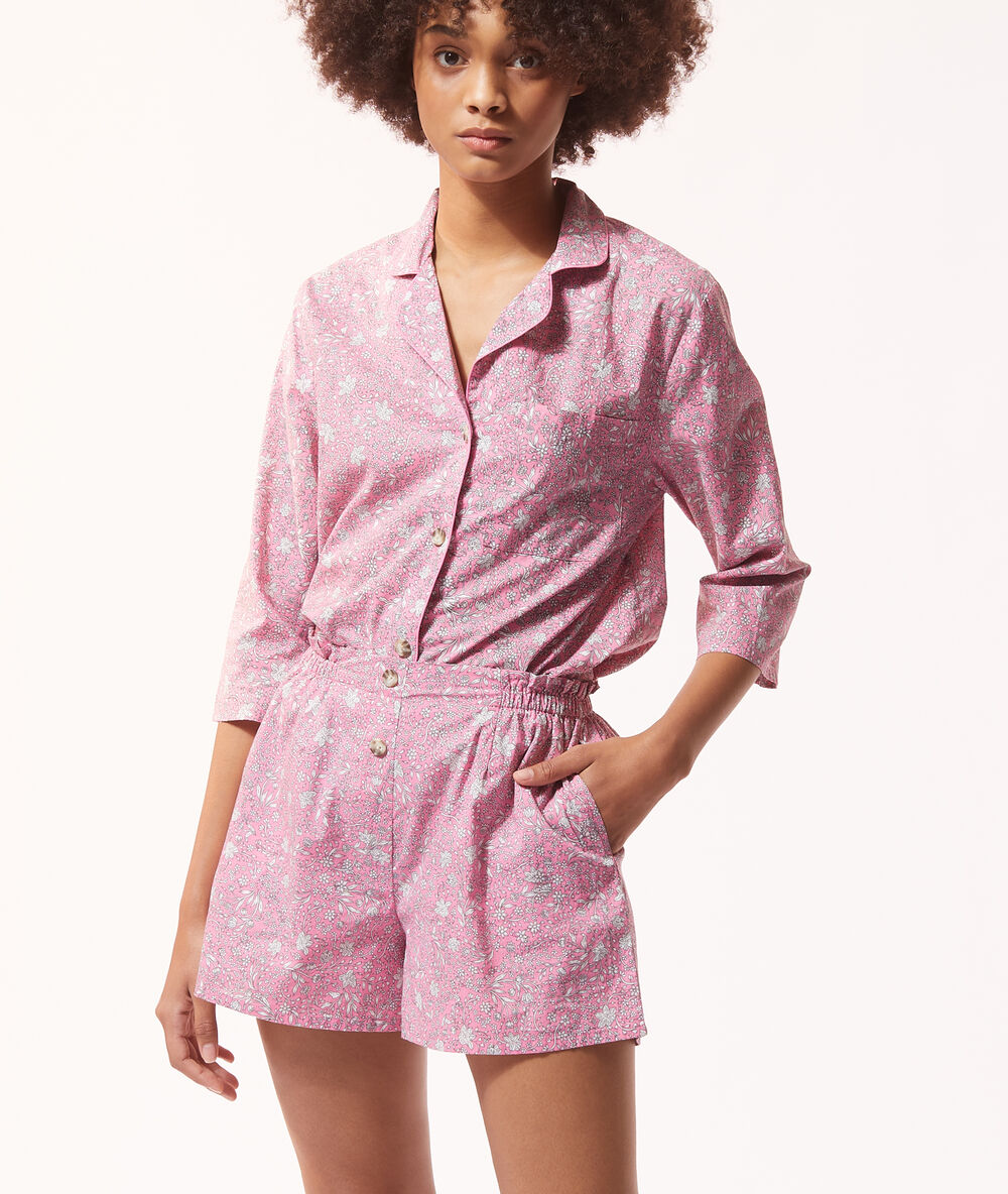 Pantalón corto estampado floral rosa.