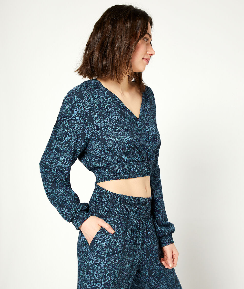 Top estampado azul marino.