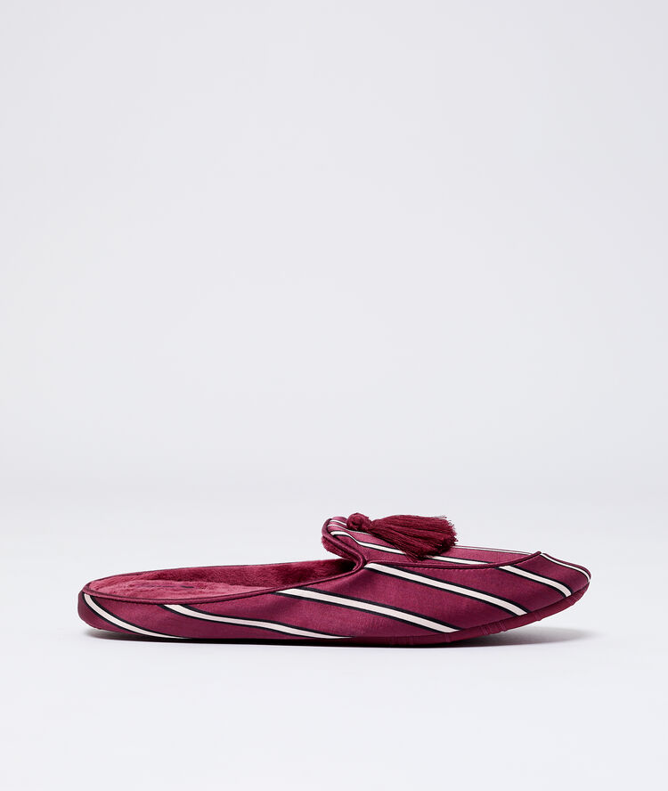 Zapatillas satinadas con pompones burdeos.