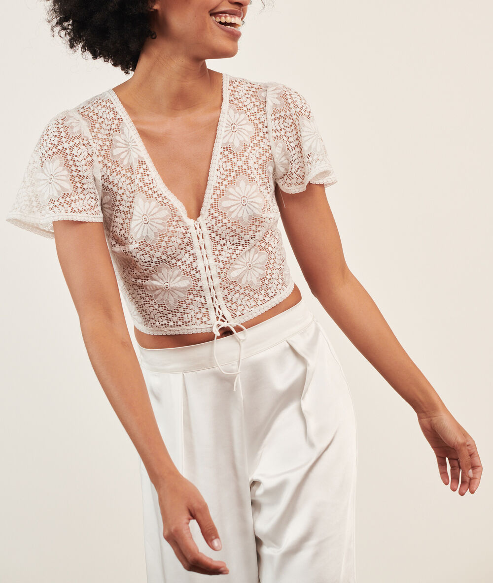 Crop top de encaje crudo.