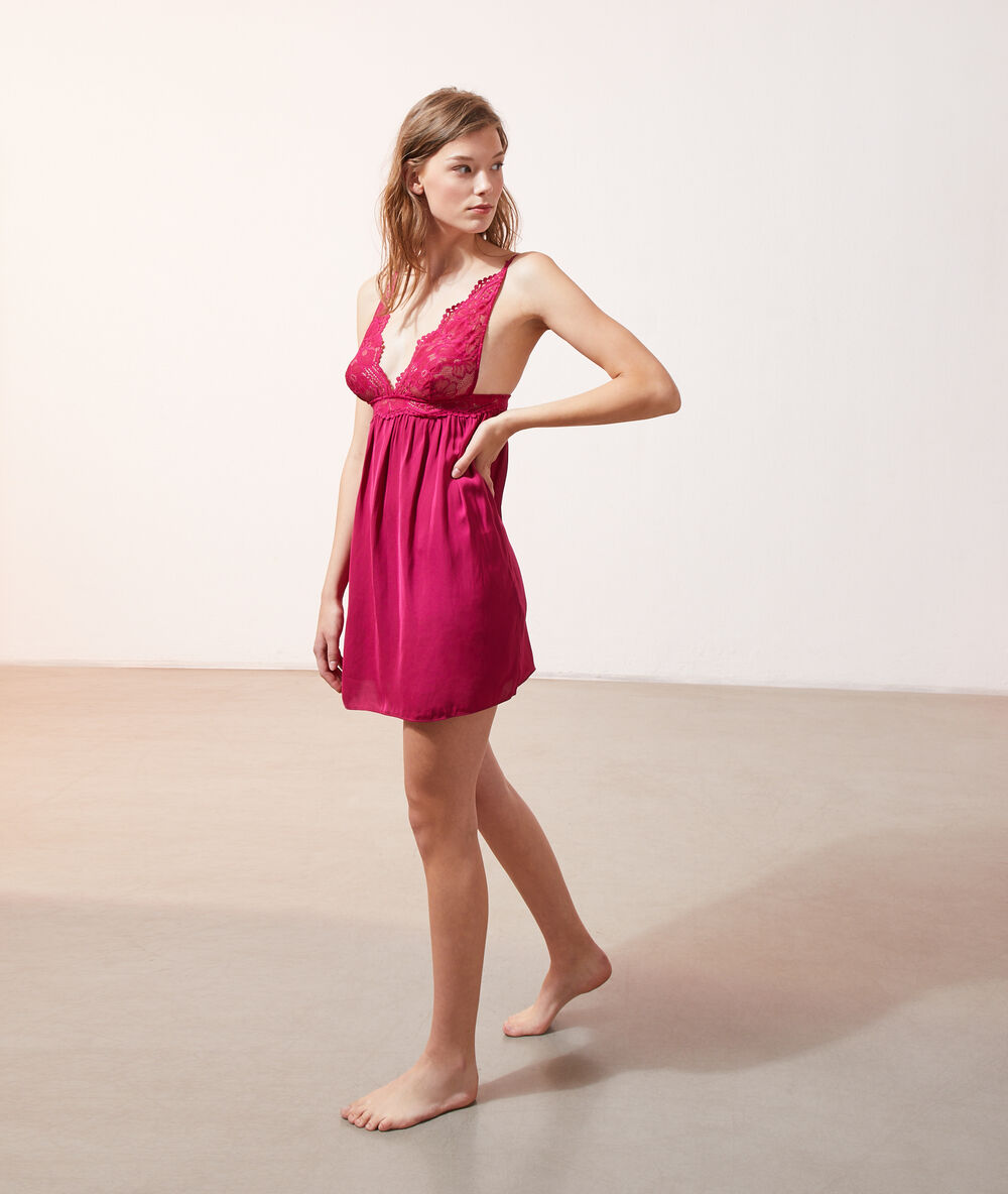 Camisón con motivos de encaje fucsia.
