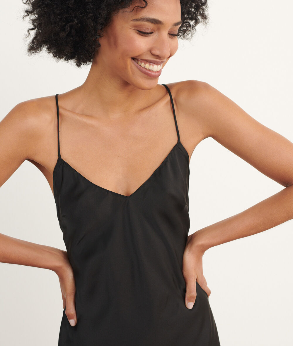 Camisón largo de satén negro.
