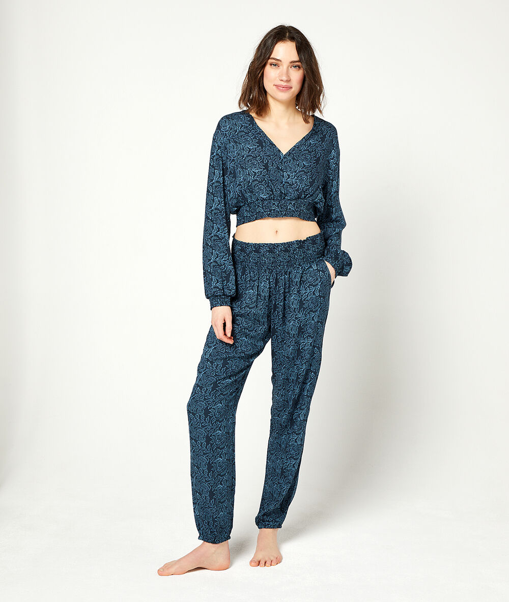 Top estampado azul marino.