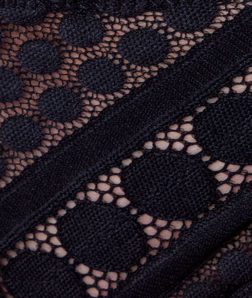 Tanga de encaje negro.