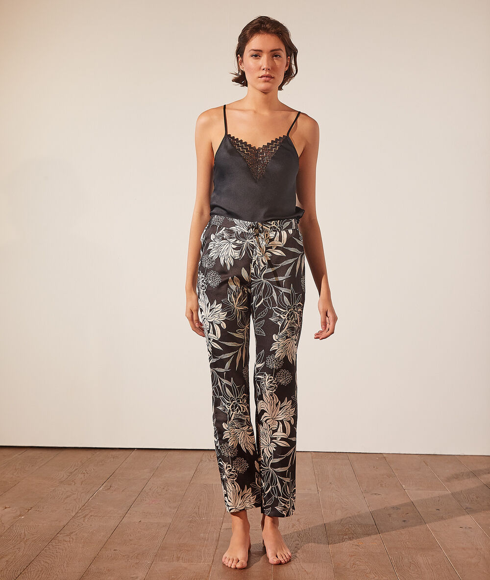 Pantalón pijama estampado floral negro.