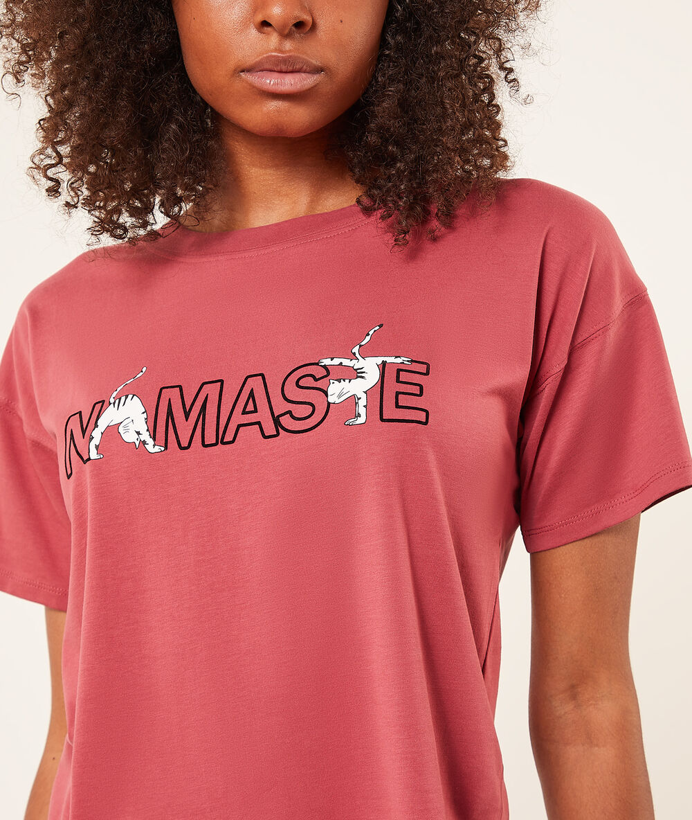 Camiseta manga corta 'namaste' ciruela.