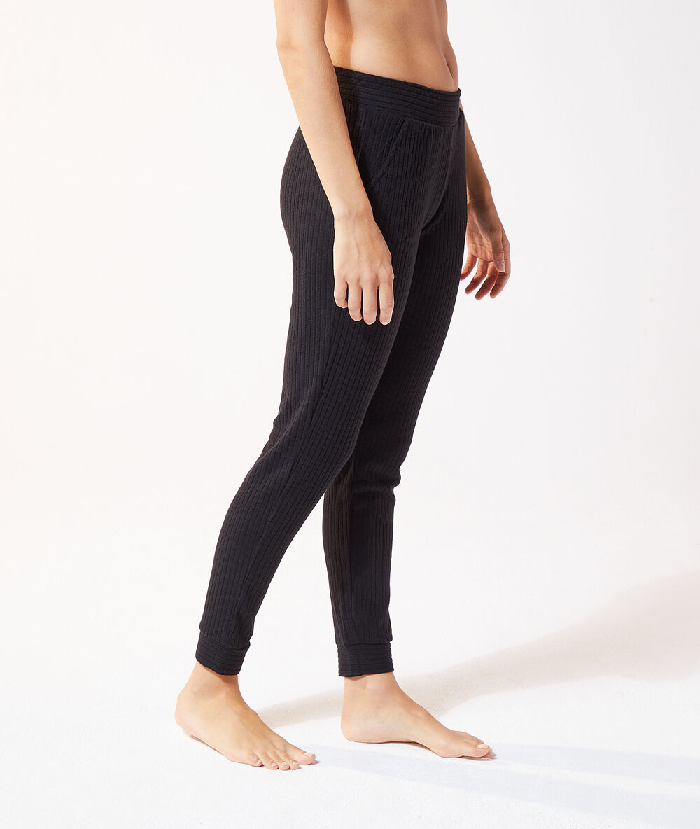 Pantalon côtelé noir.