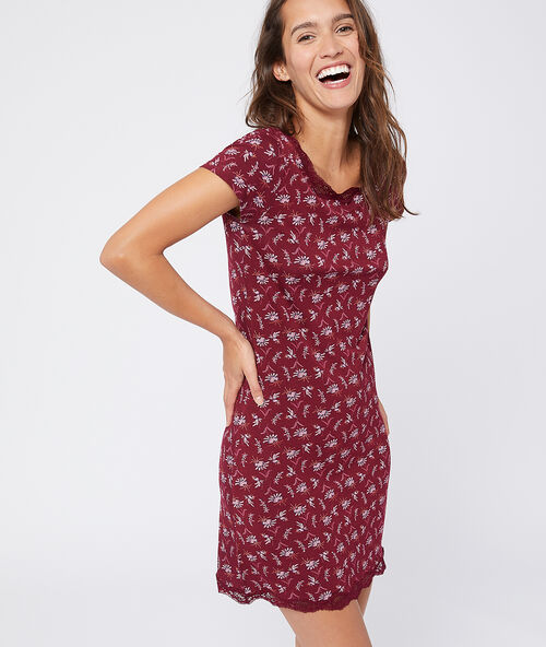 Camis&oacute;n de viscosa estampado floral burdeos.