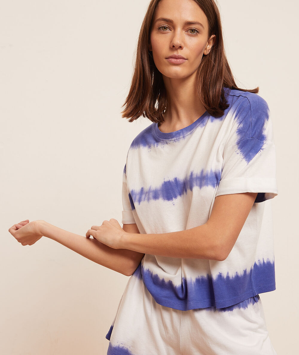 Camiseta estampado tie-dye azul.
