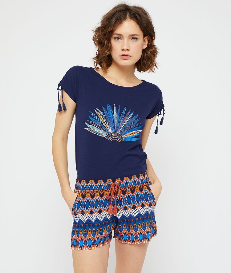 Camiseta motivos étnicos azul marino.