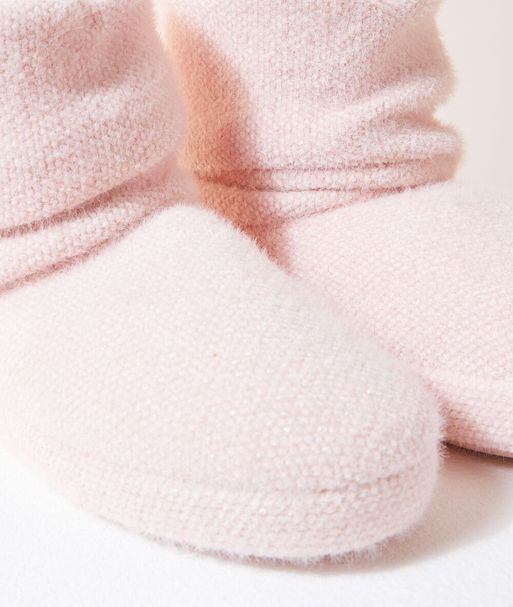 Zapatillas tipo botines forradas rosa.