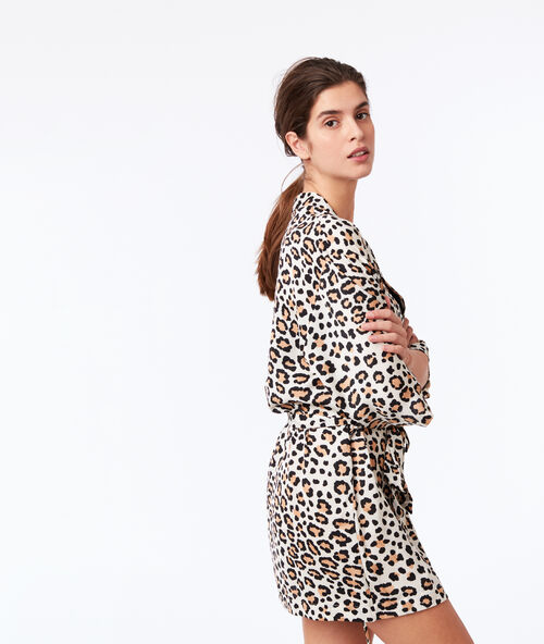 Bata tipo kimono estampado de leopardo crudo.