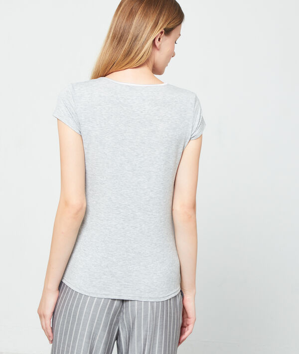 Camiseta escote en V de viscosa, motivos satinados Camiseta escote en V de viscosa, motivos satinados