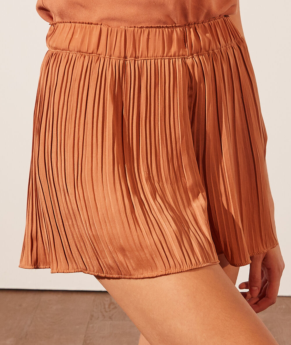Pantalón corto plisado c.ocre.