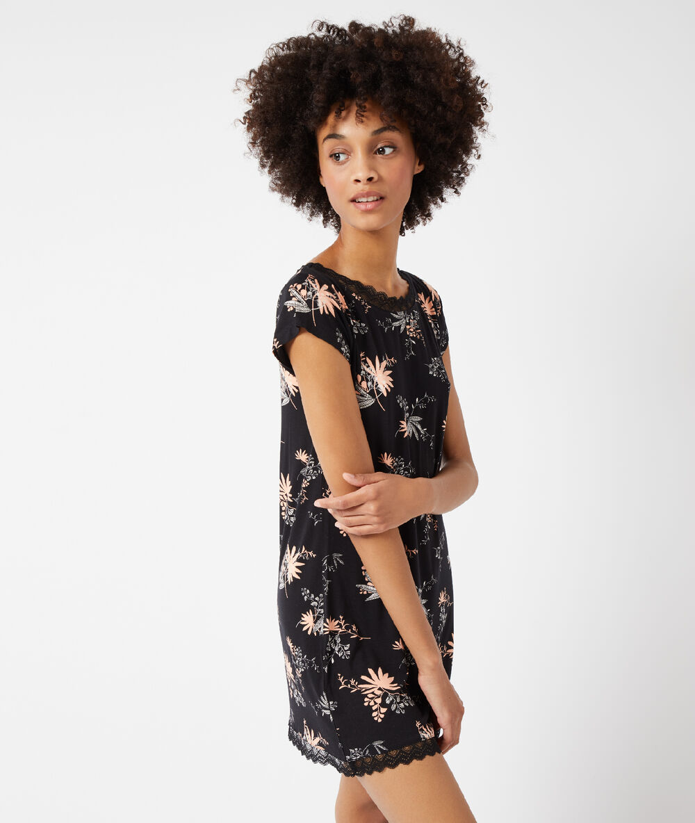 Camisón manga corta estampado floral negro.