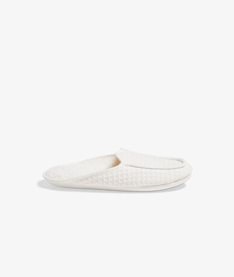 Zapatillas estampado relieve blanco.